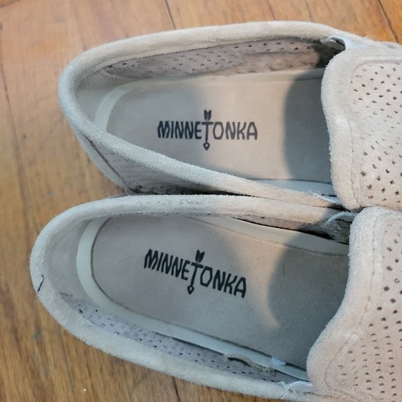 Minnetonka Pacific Beige Perforated Suede Slip On Casual Shoes Size 9.5 - Picture 4 of 7
